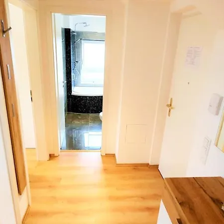 Moderne , Helle Ferienwohnung Mit Balkon In