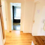 Moderne , Helle Ferienwohnung Mit Balkon In